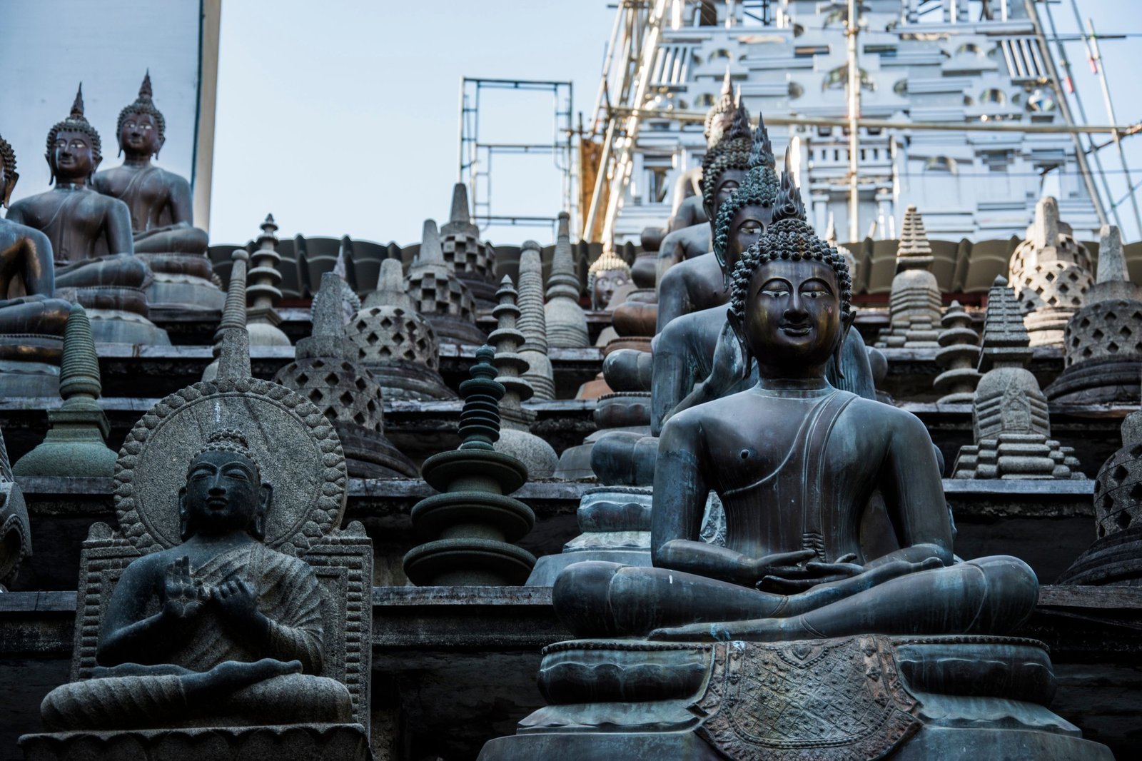buddha-statues-and-small-stupas-in-gangaramaya-temple-colombo-sri-lanka-