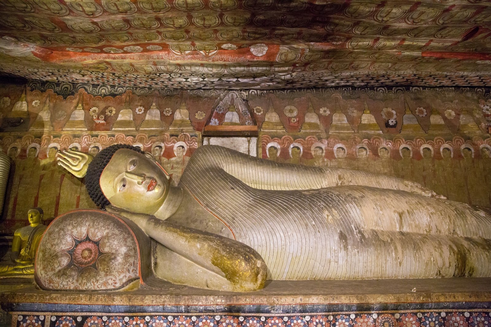 dambulla-sri-lanka-jan-17-2017-close-up-view-of-ancient-traditional-religious-monuments-in-asia