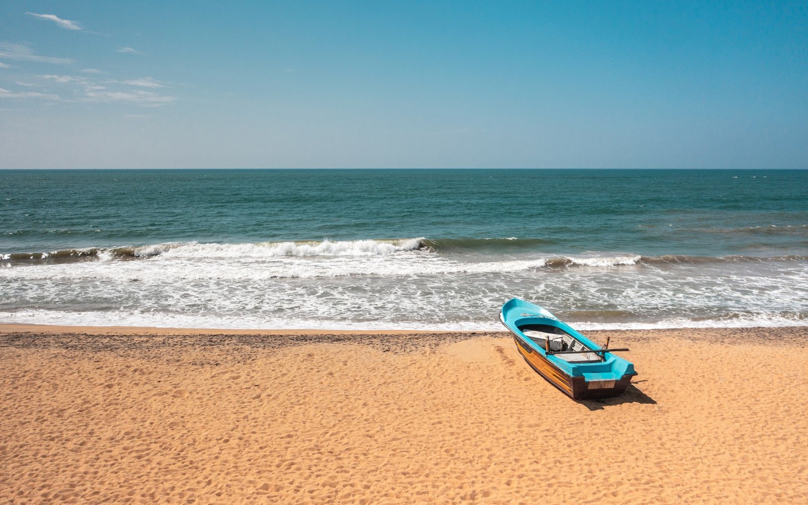 ocean-waves-on-the-shore-of-sri-lanka
