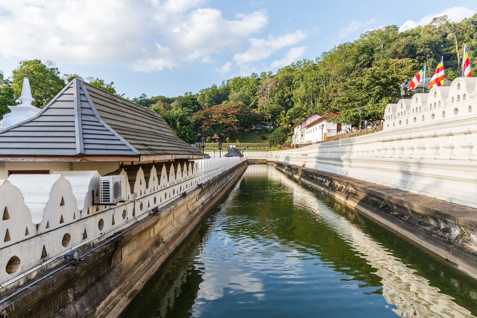 scenic-view-of-beautiful-antique-architecture-with-river-in-kandy-sri-lanka