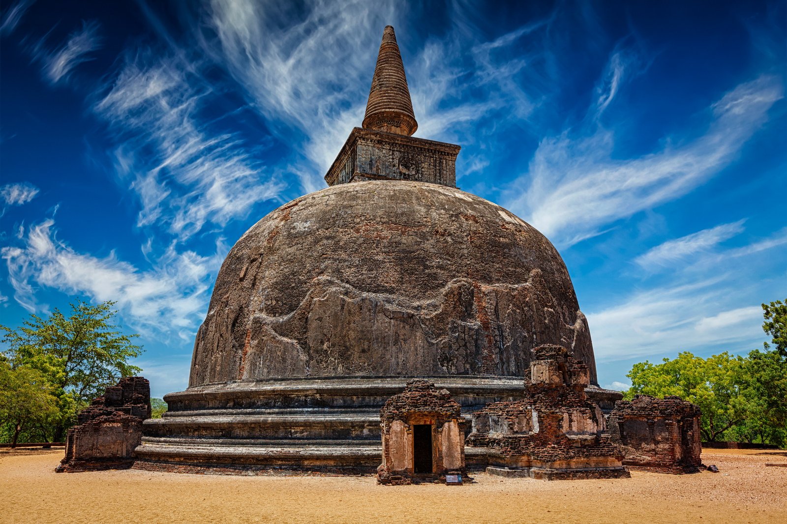 Kiri Vihara - ancient buddhist dagoba stupa
